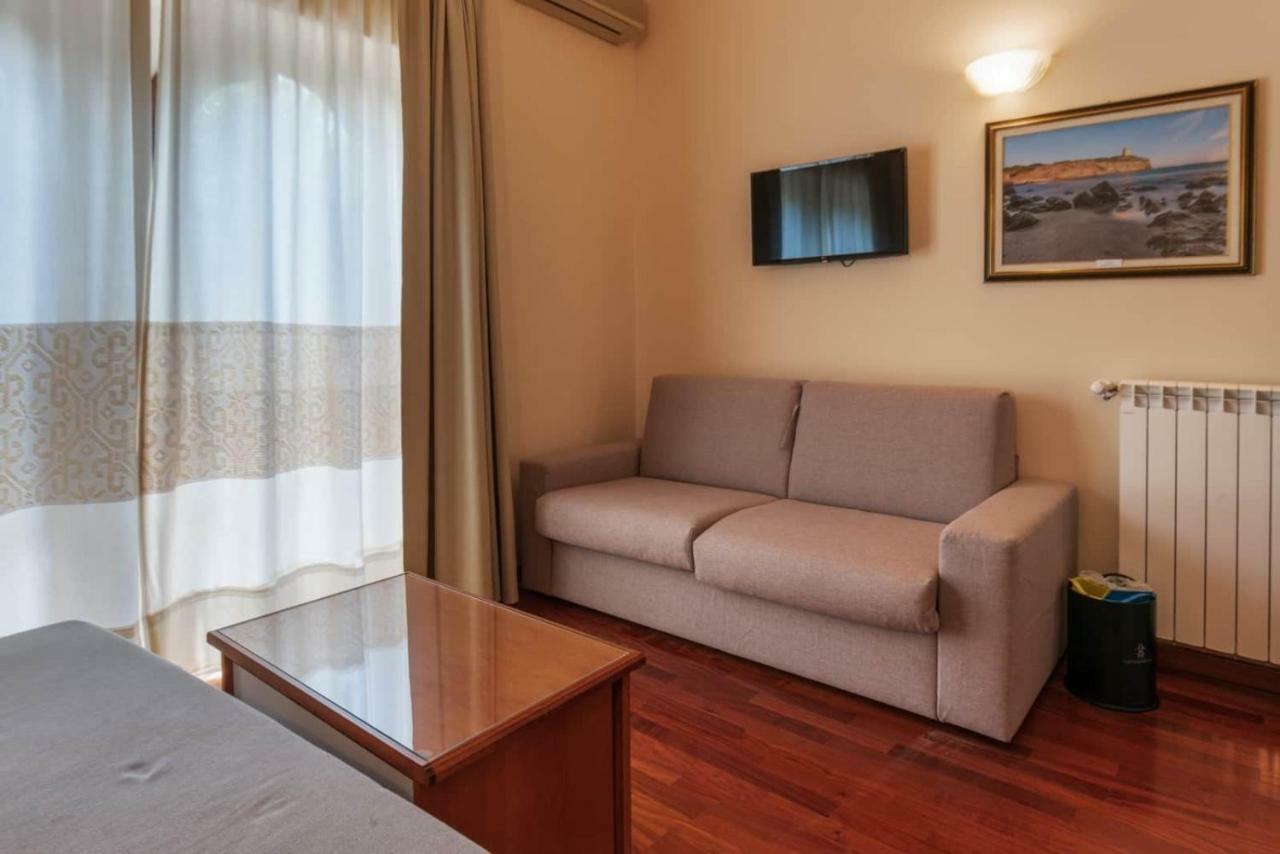 Hotel Del Corso Sant'Antioco Bagian luar foto